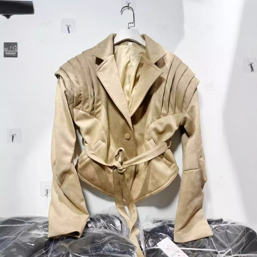 Damen elegante Kunstlederjacke mit Rüschendetails und praktischen Taschen EB