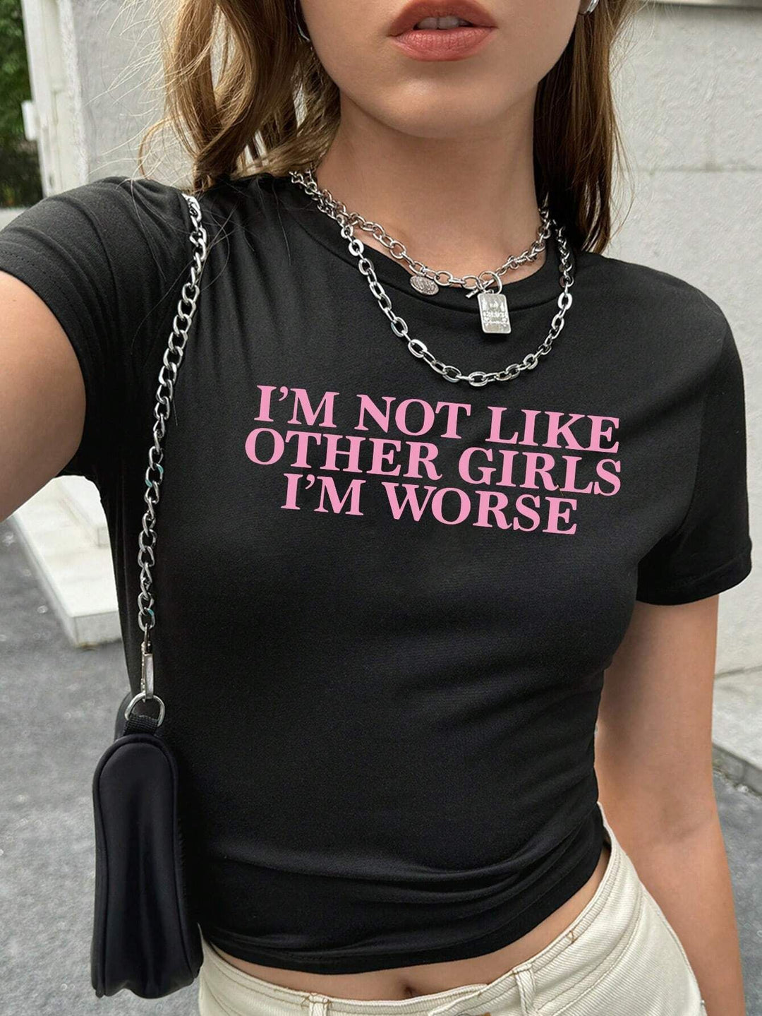 Damen T-Shirt mit künstlerischem Statement-Print und figurbetontem Schnitt EB