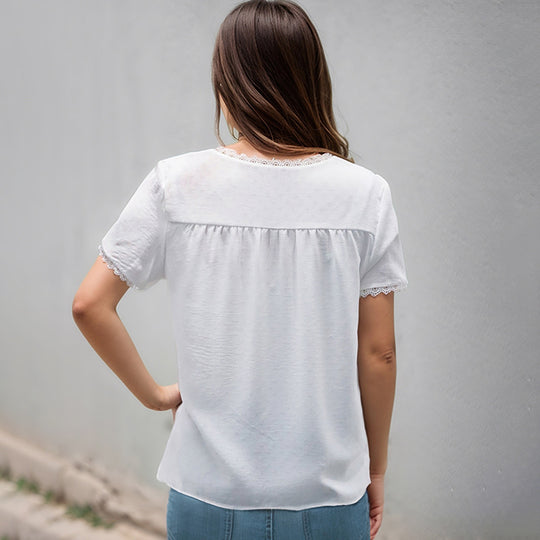 Damen Bluse mit zarten Spitzenakzenten und Knopfdetails EB
