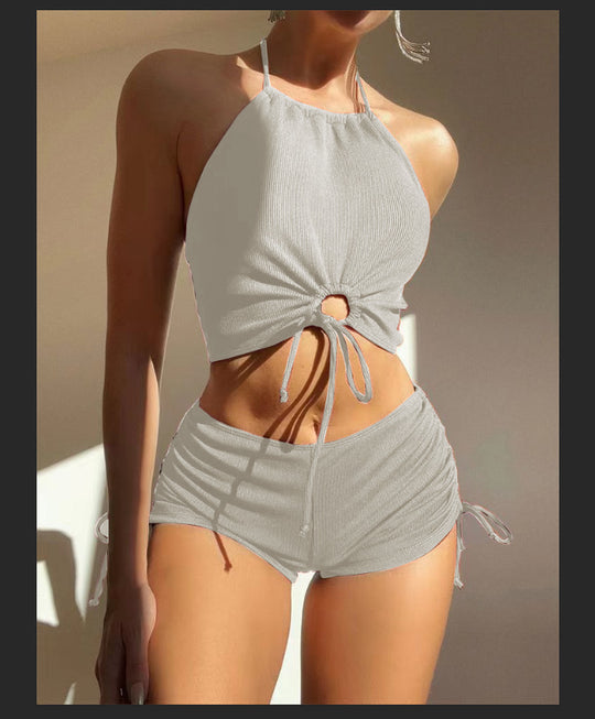 Damen Bikiniset mit gerafftem Crop-Top und freizügigen Shorts EB