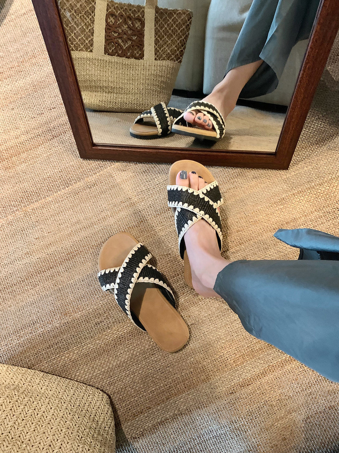 Damen Komfortable und stilvolle Zehentrenner-Sandalen mit raffinierter Faltentechnik EB