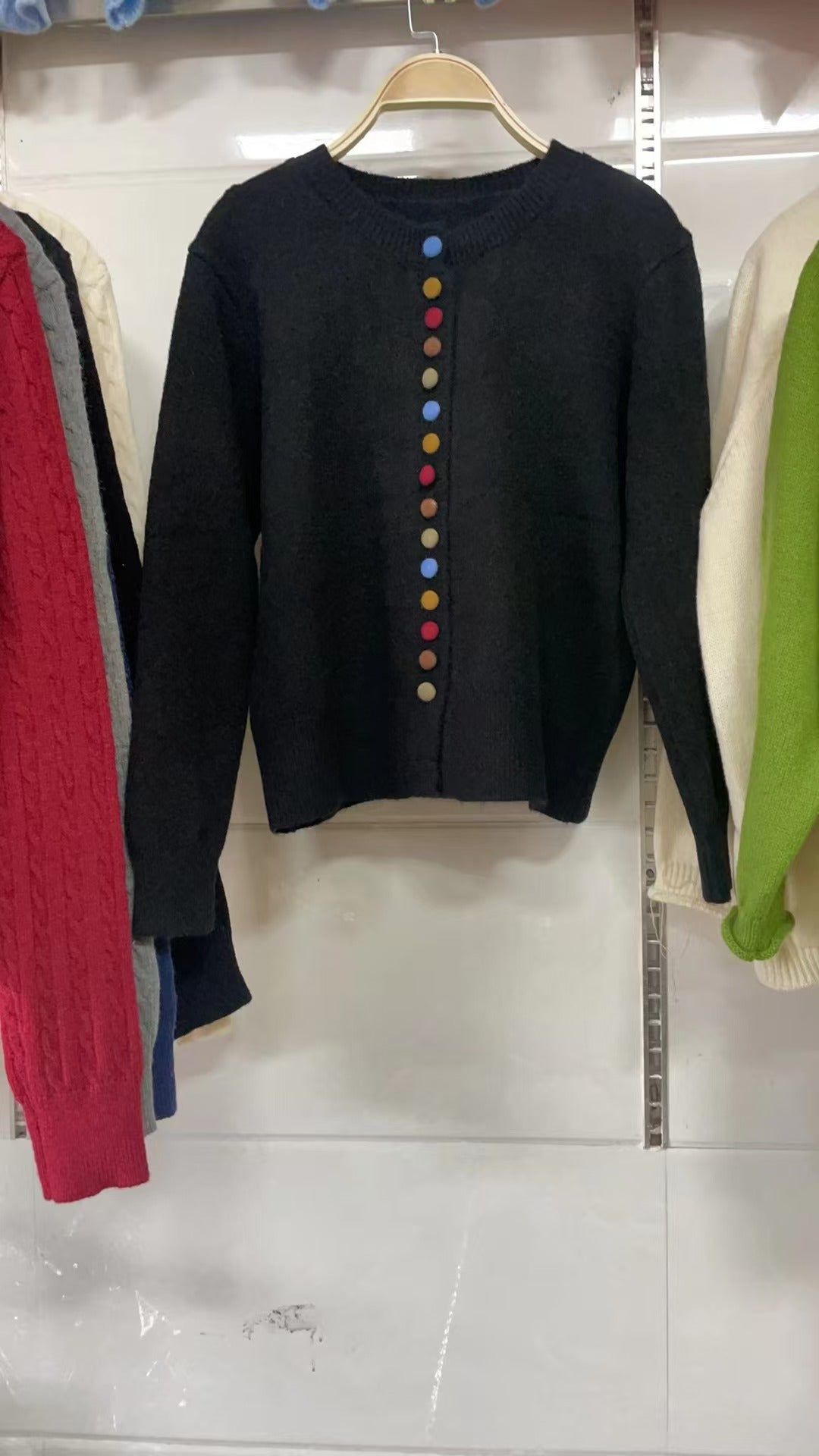 Damen Strickcardigan mit bunten Knopfdetails und angenehmer Passform EB