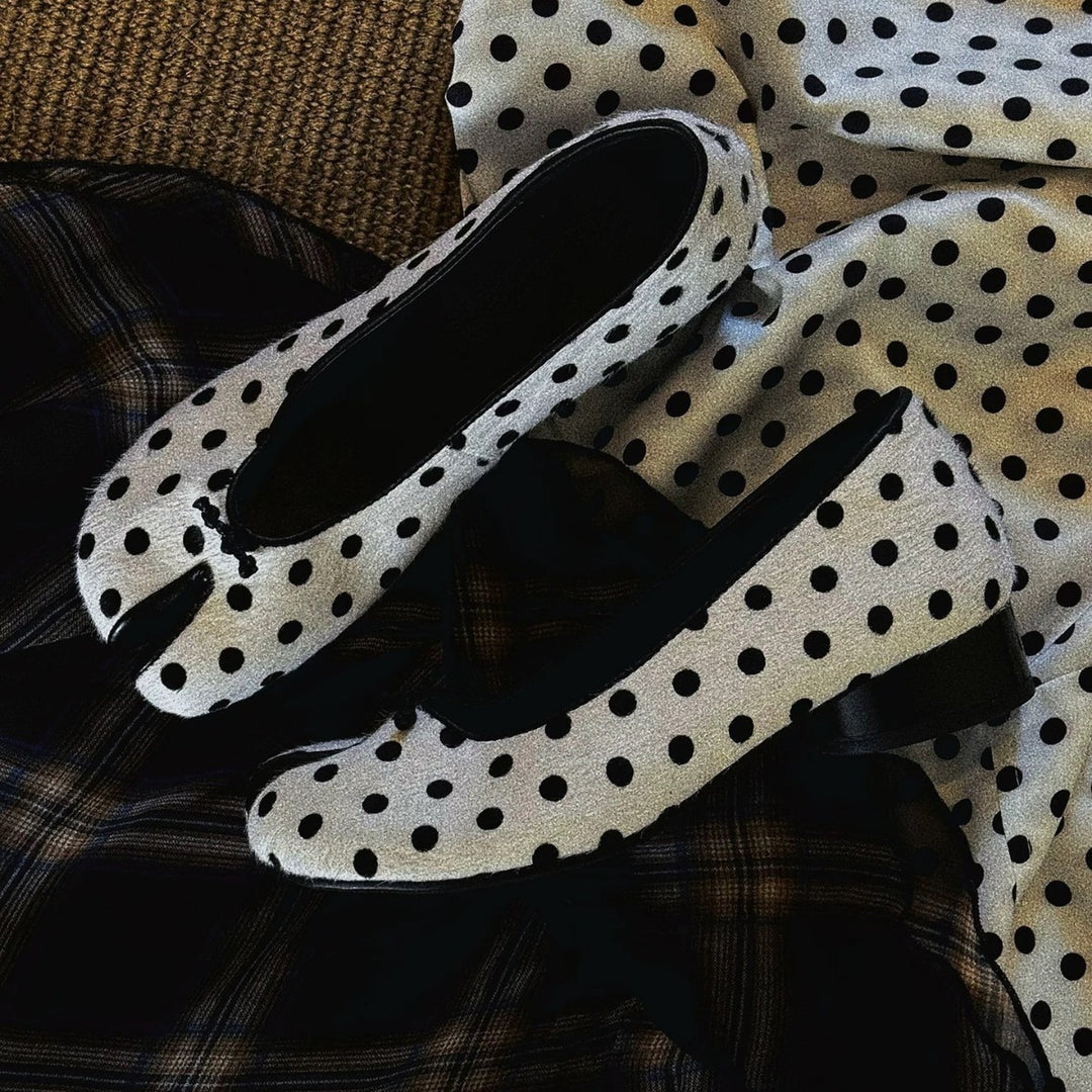 Damen Ballerinas mit eleganter Punktmusterung und innovativem Zehendesign EB
