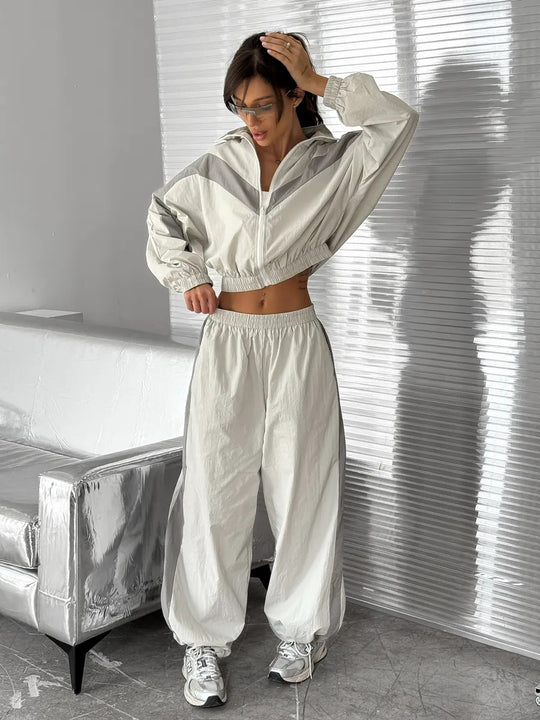 Damen nan Satin-Trackset mit Stehkragen, Chevron-Streifen und Kordelzug EB
