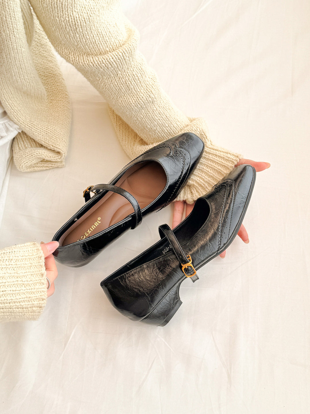 Damen elegante Ballerinas mit verstellbarem Riemen und feiner Brogue-Prägung EB