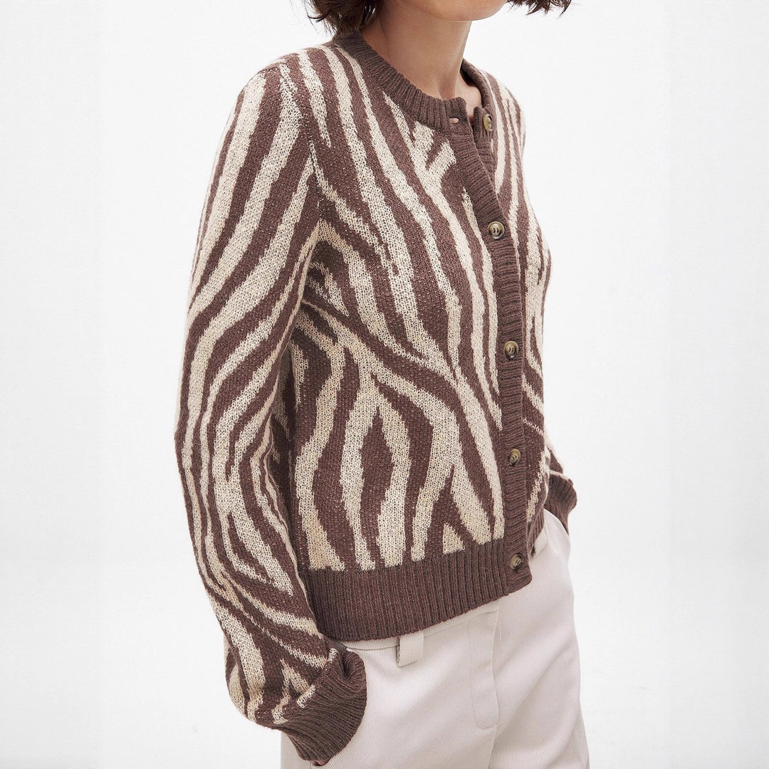 Damen Strickjacke mit elegantem Zebradesign und Knopfdetails EB