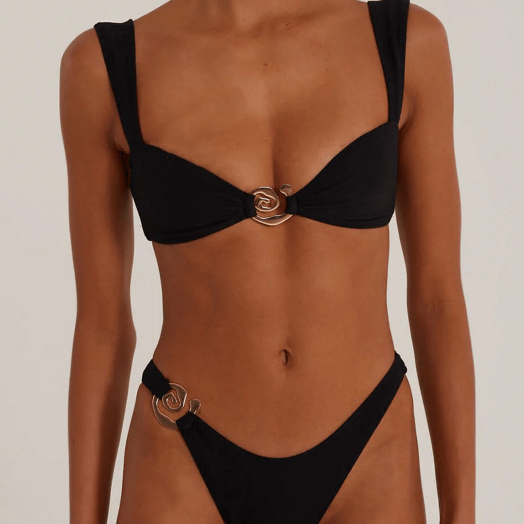 Damen Elegant geschnittenes Bikini-Set mit dekorativen Metallelementen EB