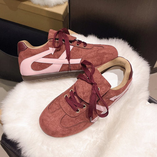 Damen Sneakers mit elegantem Veloursleder und einzigartigem Schnürsystem EB