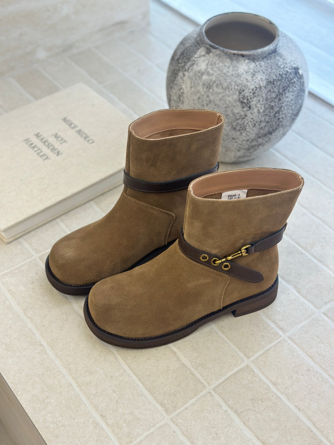 Damen elegante Chelsea Boots mit modischen Schnallen und hochwertiger Wildlederoberfläche EB