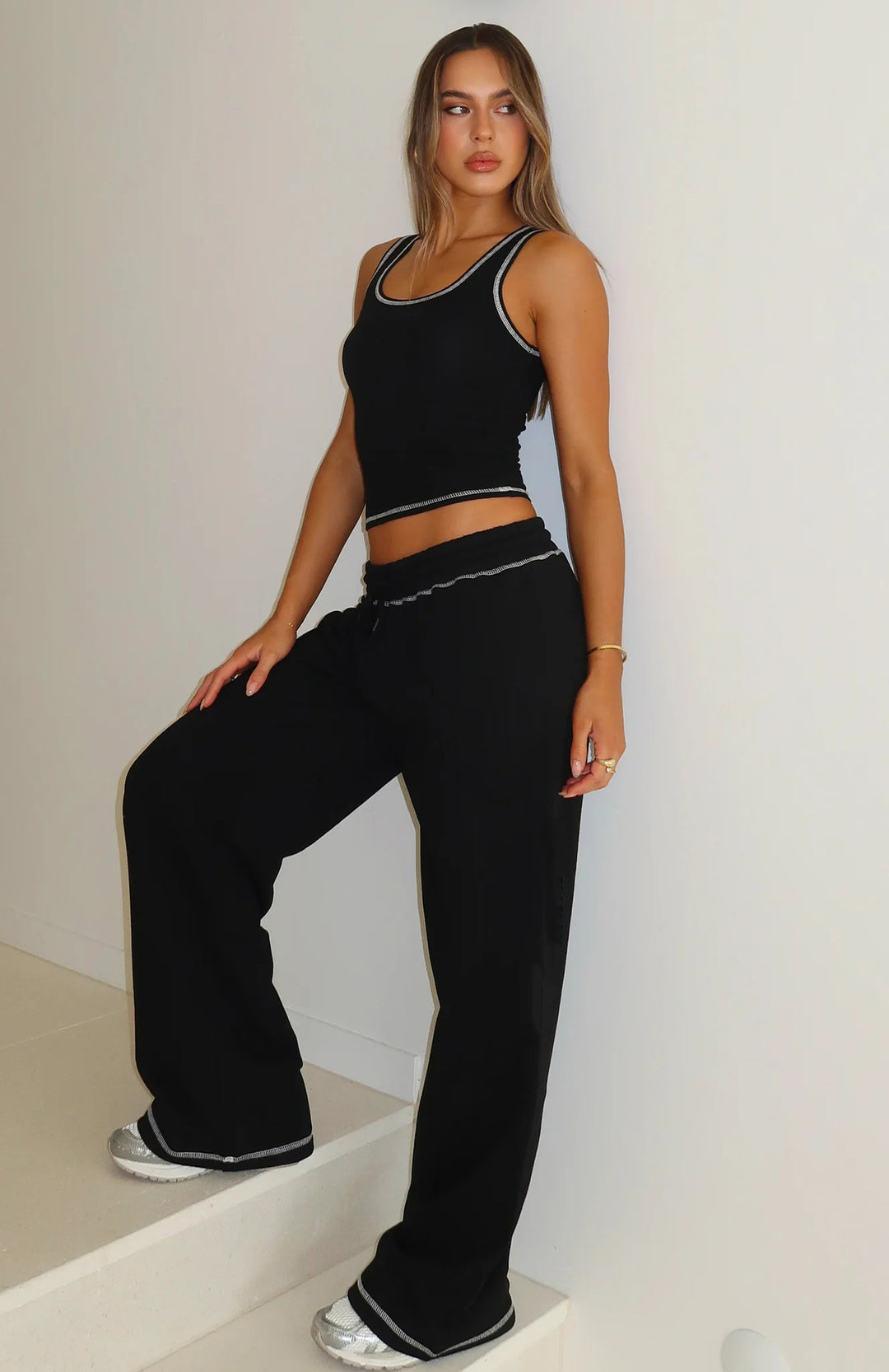 Damen lässiges Crop-Top und weite High-Waist Lounge-Jogginghose Set Eichborn Berlin