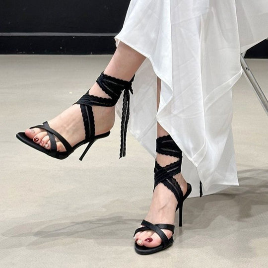 Damen elegante High Heel Sandalen mit raffinierter Spitzenborte EB