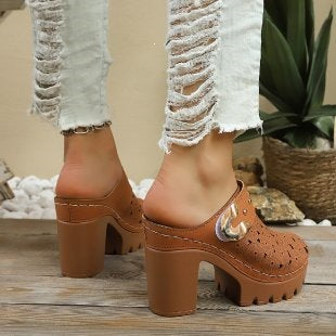 Damen Komfortable und stylische Clogs mit dekorativem Anhänger EB