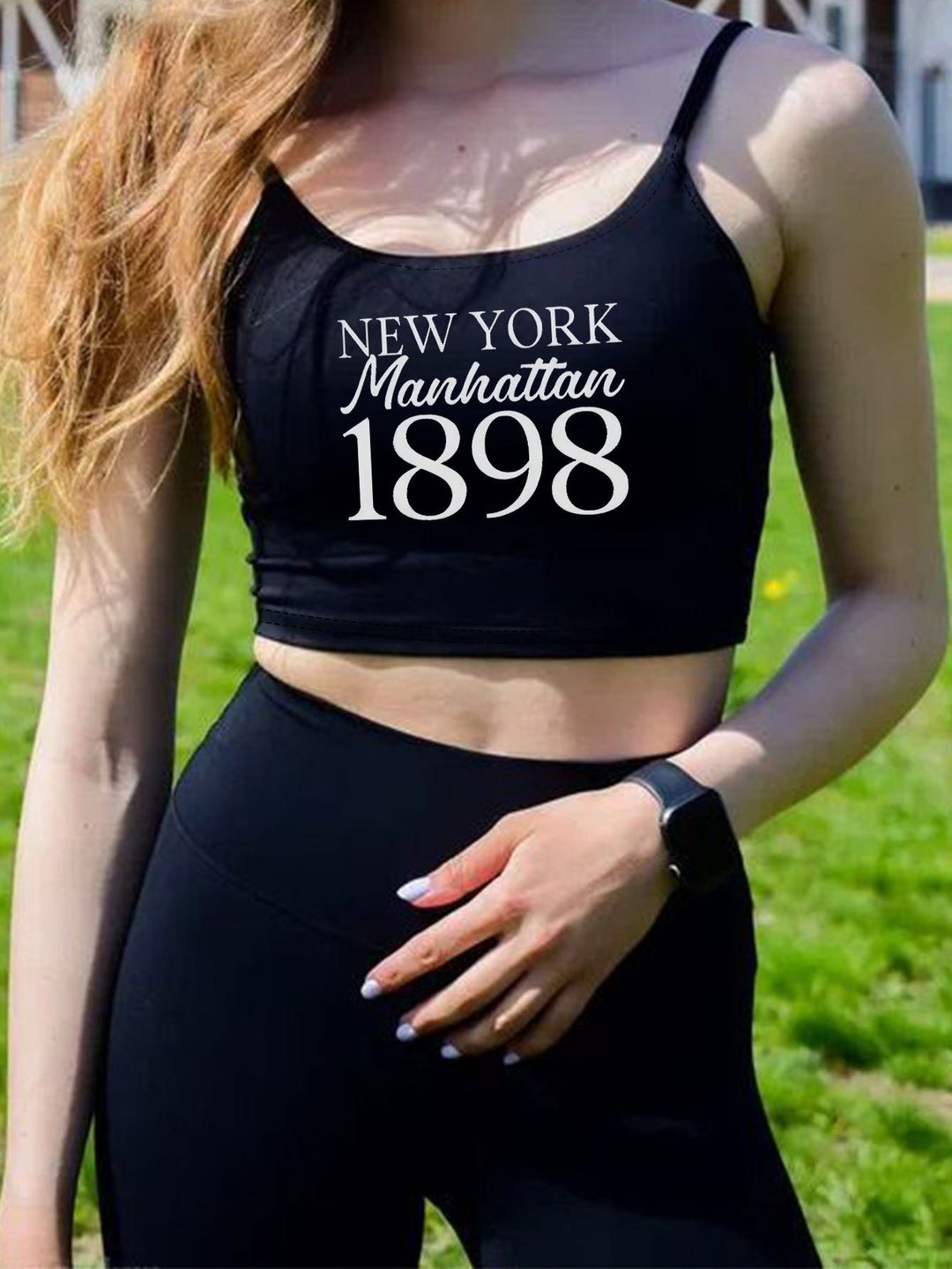 Damen Crop-Top mit kreativem Schriftzug und feinen Trägern EB