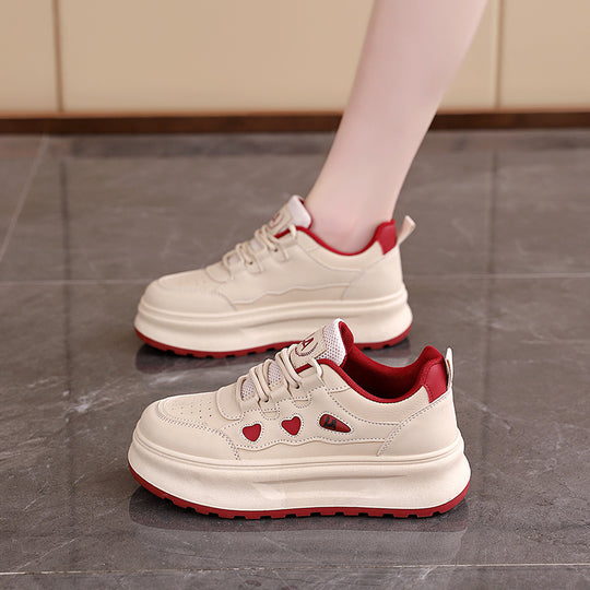 Damen Sportliche Sneakers mit Herz-Akzenten und kompaktem Profil EB