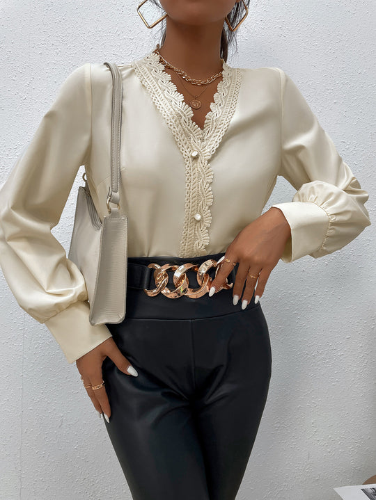 Damen Elegante Bluse mit Spitzenbesatz und Knopfdetails EB