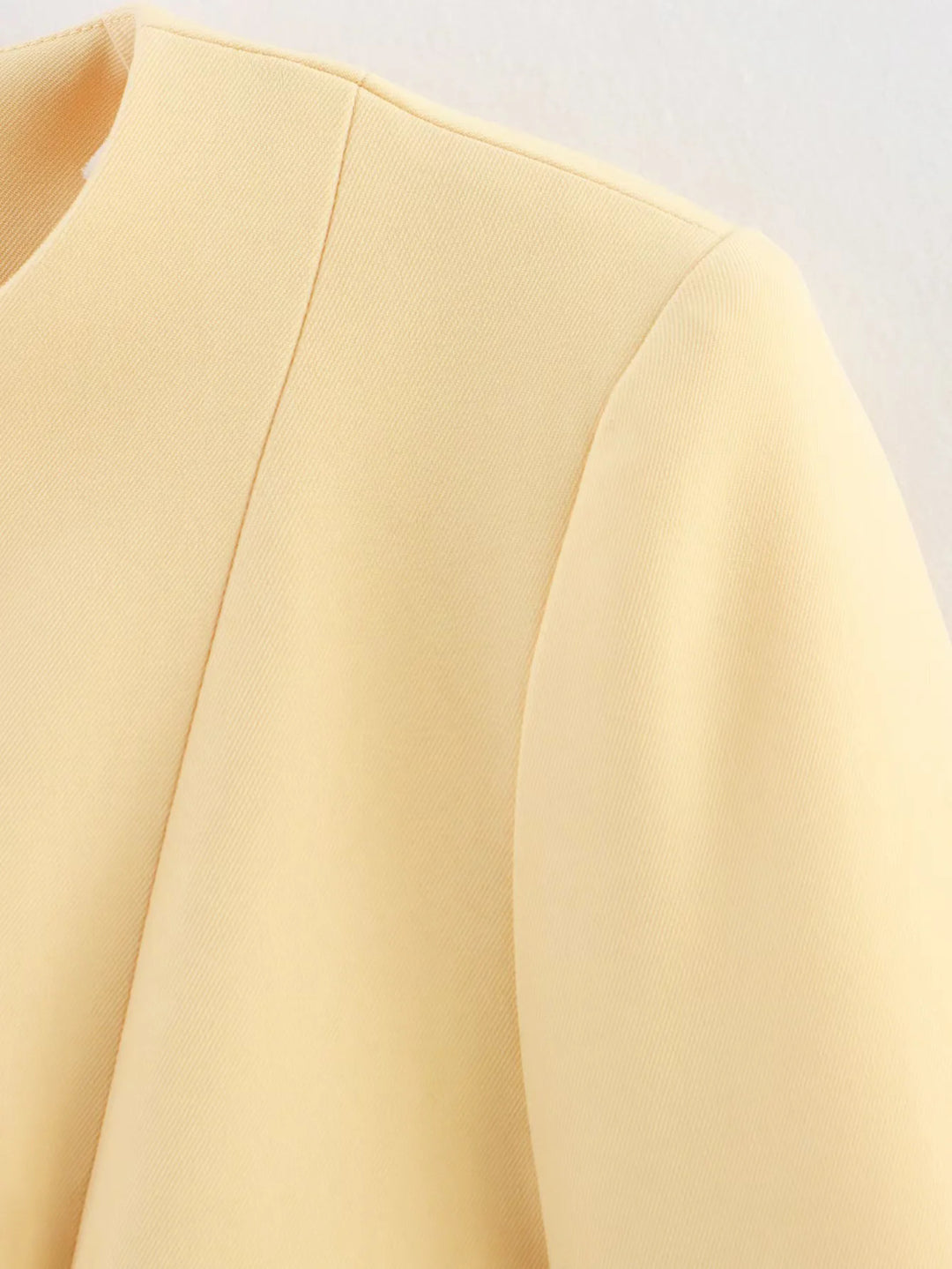 Damen Elegante Blazerjacke mit feinen Knopfdetails und praktischen Taschen EB