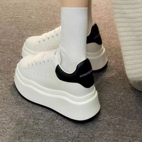 Damen Plateau-Sneaker mit stilisierter Silhouette und gepolsterter Sohle EB
