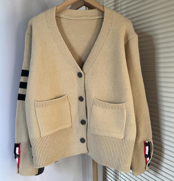 Damen Strickjacke mit hohen Taschen und grafischen Akzenten EB