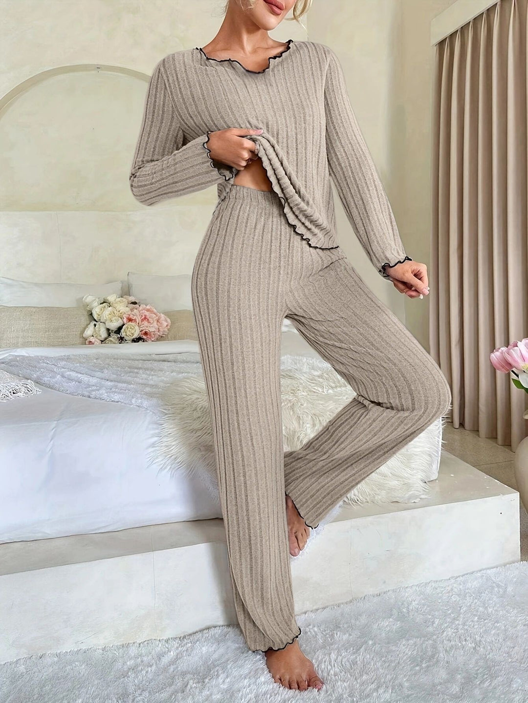 Damen Gemütlicher zweiteiliger Pyjama mit kontrastierenden Rüschen EB