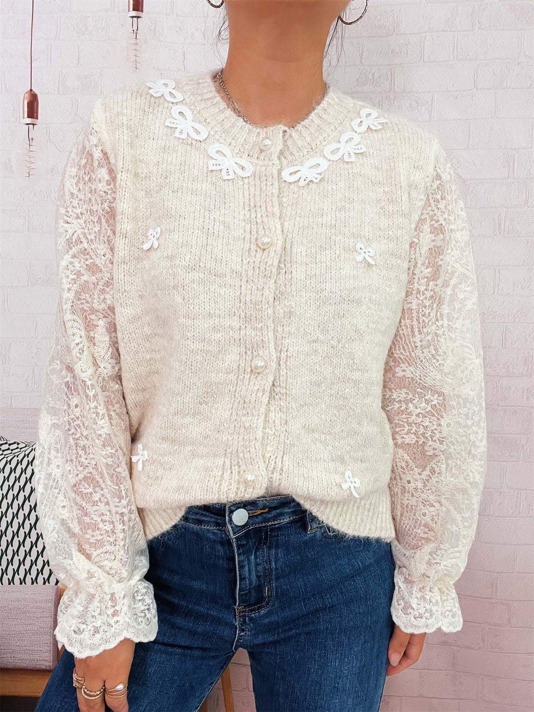 Damen Strickjacke mit romantischen Spitzendetails und eleganten Knopfverschlüssen EB