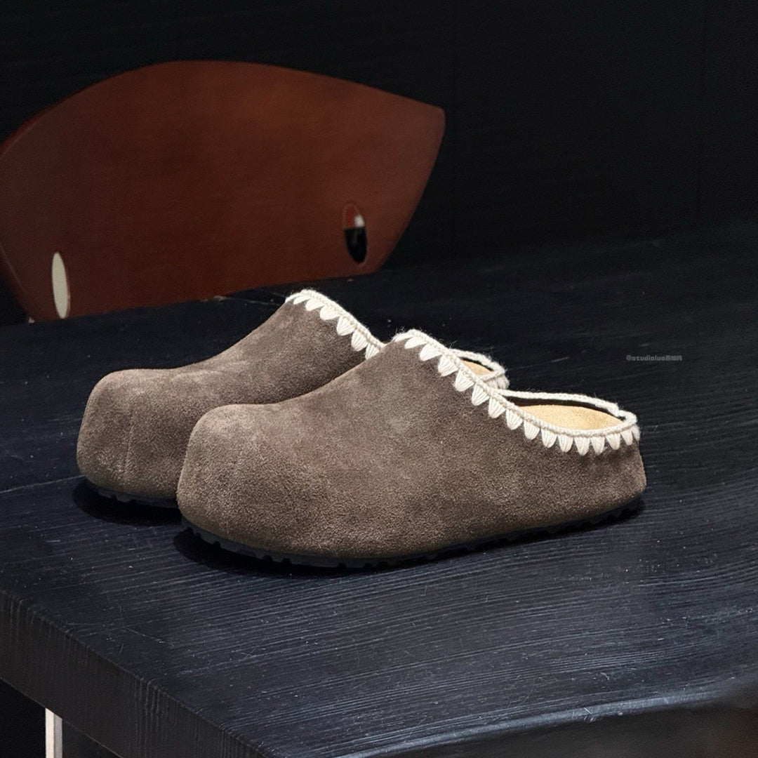 Damen Elegante Clogs aus weichem Wildleder mit handgefertigten Details EB