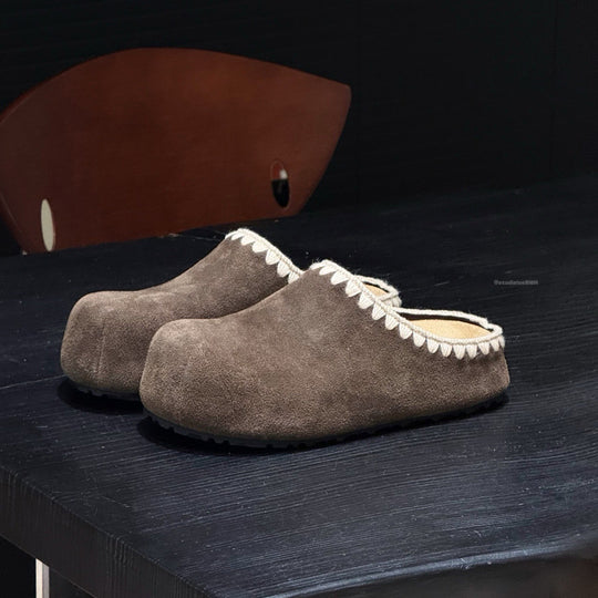 Damen Elegante Clogs aus weichem Wildleder mit handgefertigten Details EB