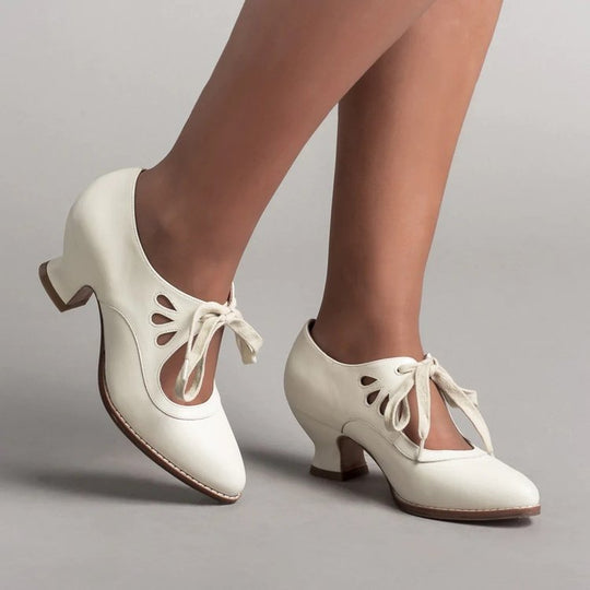 Damen Pumps mit verspieltem Schnürdetail und femininer Absatzhöhe EB