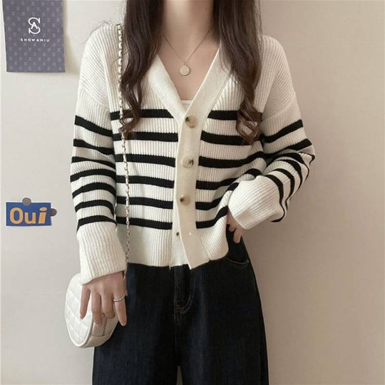 Damen gestreifte Strickjacke mit elegantem V-Ausschnitt und dekorativen Knöpfen EB