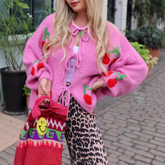 Damen Strickjacke mit verspieltem Kirschmotiv und Taillierung EB