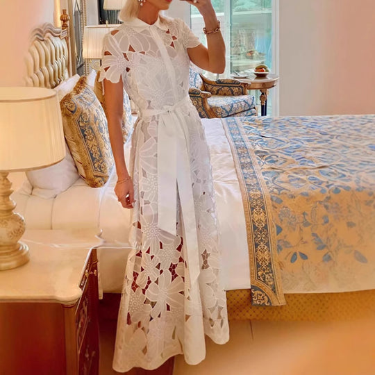 Damen nan langes Spitzenkleid mit Hemdblusenkragen, floraler ausgeschnittener Spitze und Bindegürtel EB