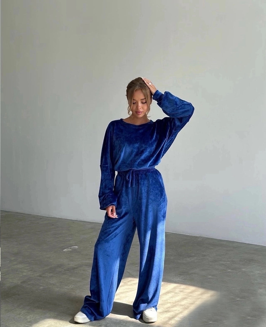 Damen luxuriöses Samt-Relax-Set mit Oversize-Crewneck und hochgeschnittener Gummibund-Jogger Eichborn Berlin