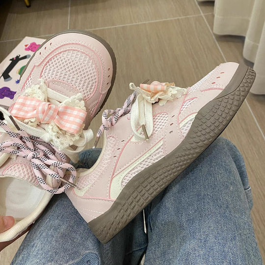 Damen Sneakers mit verspielt floralem Design und innovativer Schnürung EB