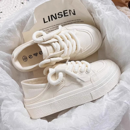 Damen Sneakers mit dickem Profil und innovativen Schnürdetails EB