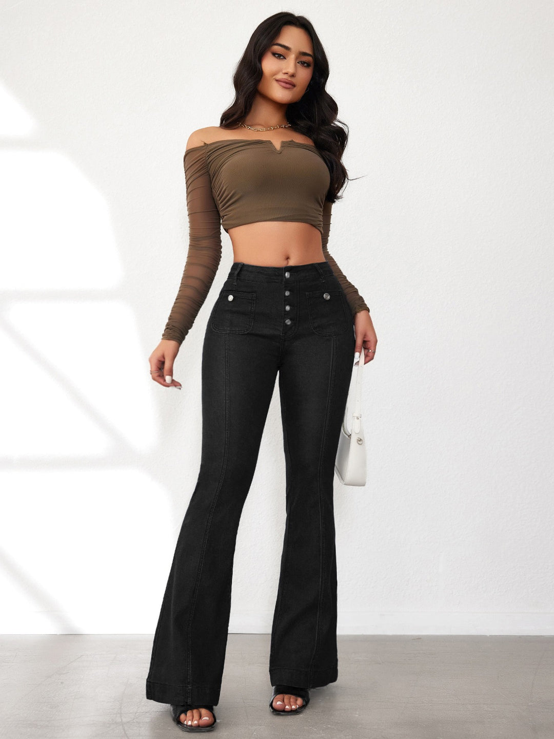 Damen Flared Jeans mit hohem Schnitt und eleganten Knopfdetails EB
