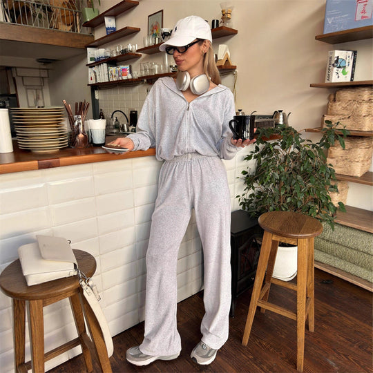 Damen cropped Kapuzen-Zipjacke mit gerafftem Elastiksaum und hochtaillierter Relax-Hose aus softem Sweat Eichborn Berlin