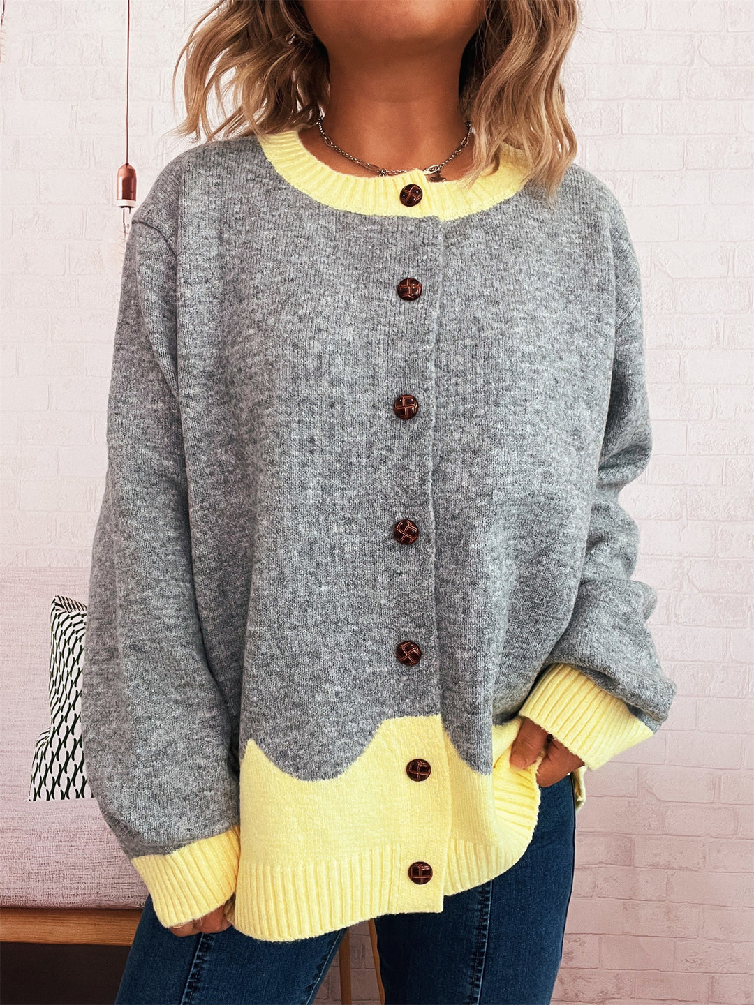 Damen lässige Strickjacke mit buntem Kontrast und eleganten Knopfdetails EB