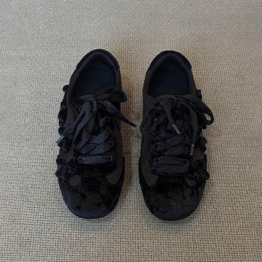 Damen Sportliche Sneaker mit elegantem Samtoberteil und modischen Applikationen EB