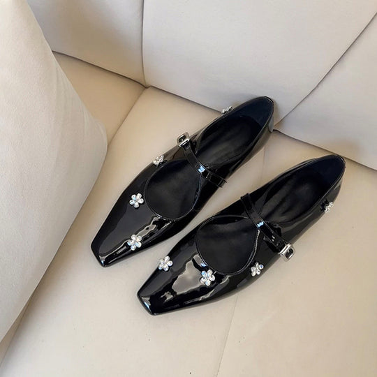 Damen Ballerina-Schuhe mit floralem Schmuckdetail und elegantem Riemendesign EB