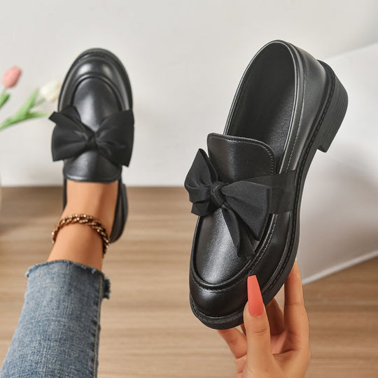 Damen elegante Mokassins mit Plastikoberfläche und modischem Schleifen-Detail EB