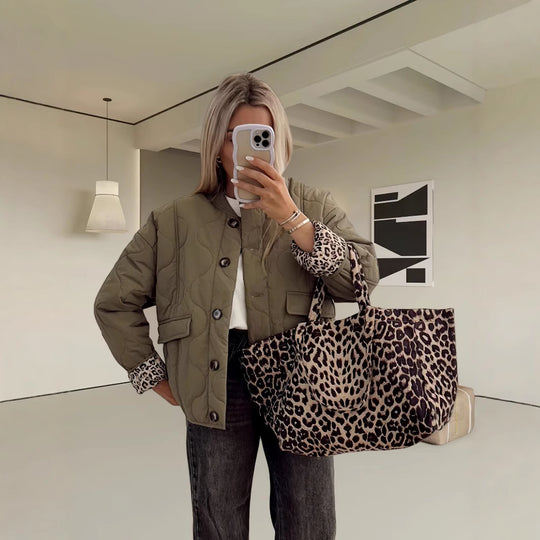 Damen gesteppte Leichtjacke mit trendigen Animal-Print-Ärmeln EB
