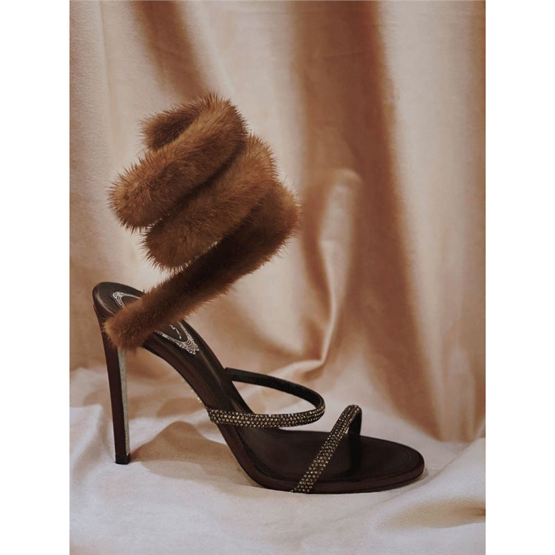 Damen High Heel Sandalen mit glamourösen Riemen und weichem Fellbesatz EB