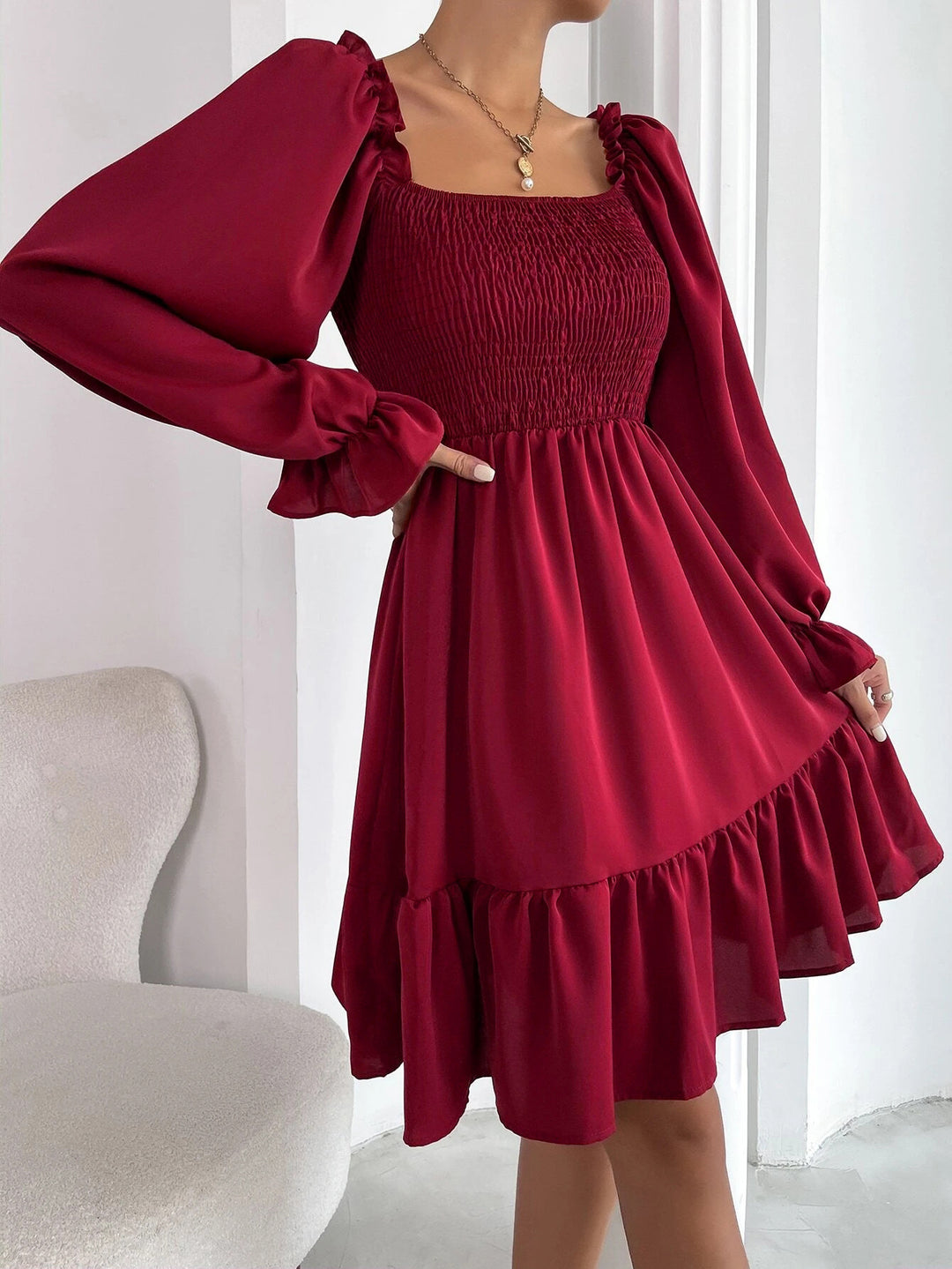 EB | Paralleles Krepp genähtes Kleid mit Rüschensaum