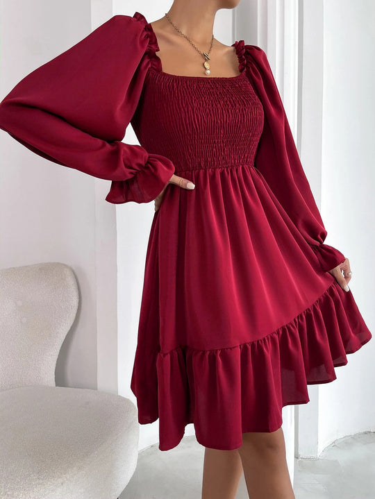 EB | Paralleles Krepp genähtes Kleid mit Rüschensaum