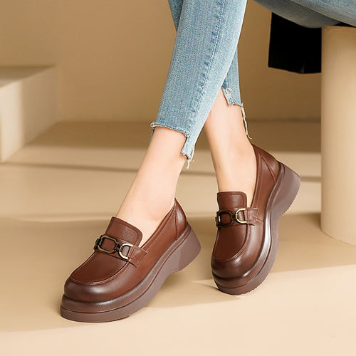 Damen Modische Mokassins mit robustem Blockabsatz und elegantem Kettendetail EB