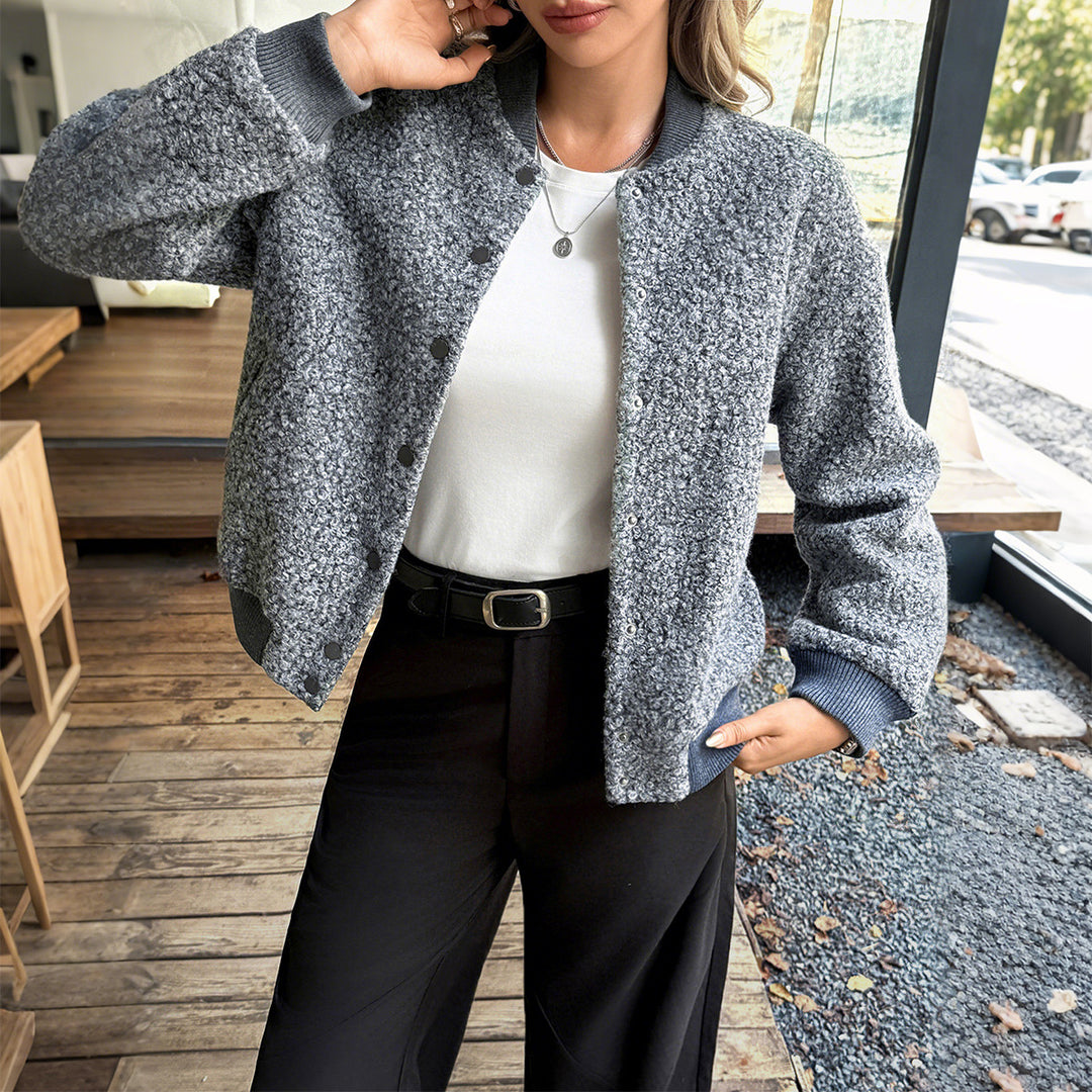 Damen nan kurzer Satin-Trench mit doppelreihiger Knopfleiste, aufgesetzten Pattentaschen und geknöpften Ärmelmanschetten EB