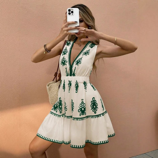 Damen freizügiges Minikleid mit kunstvoller Stickerei und schwingendem Saum EB