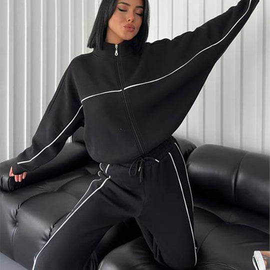 Damen lässiges Sweatset mit Stehkragen Reißverschluss gekürzter Jacke und hochtaillierter Schlaghose Eichborn Berlin