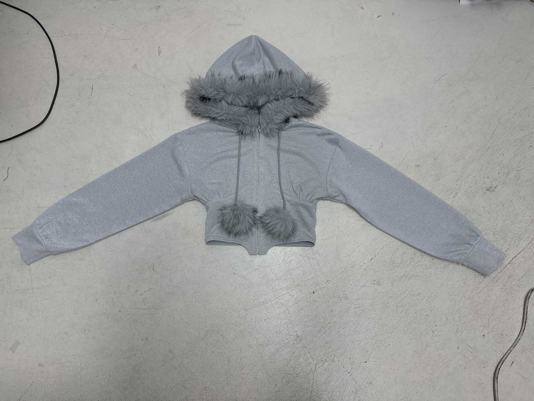Damen nan kurzes Kapuzen‑Sweatshirt mit Kunstfellbesatz, Reißverschluss und Pompon-Kordeln EB