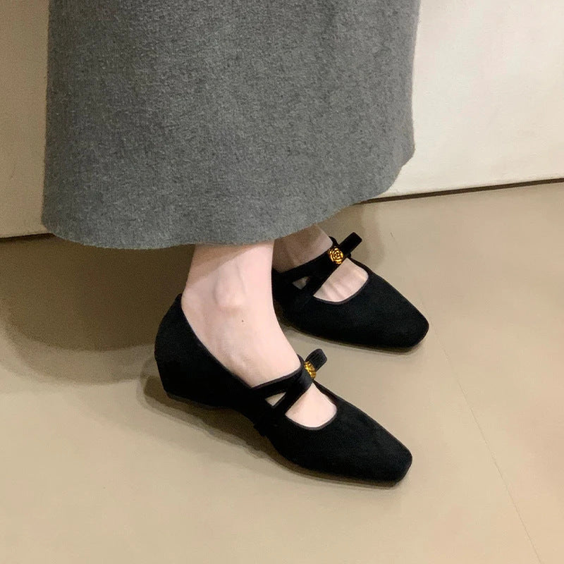 Damen Halbschuhe mit elegantem Riemen und angenehm gepolstertem Fußbett EB