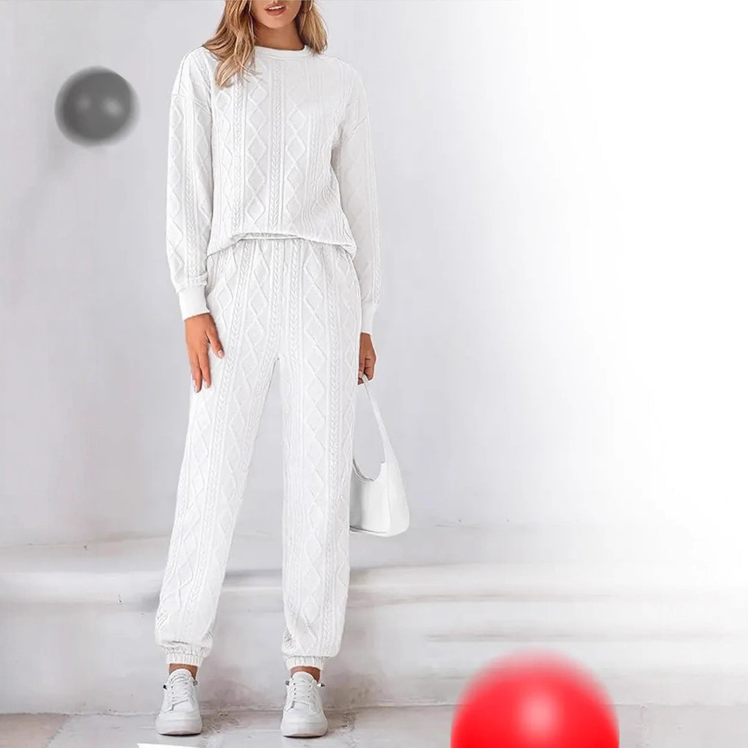 Damen gestricktes Cable-Lounge-Set mit weichem Rundhalspullover und hochgeschnittener weiter Hose Eichborn Berlin